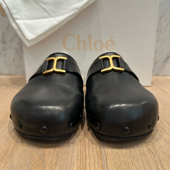 Chloé Marcie Shearling Black Leather Clogs with Gold Accent - Picture 4 of 13
